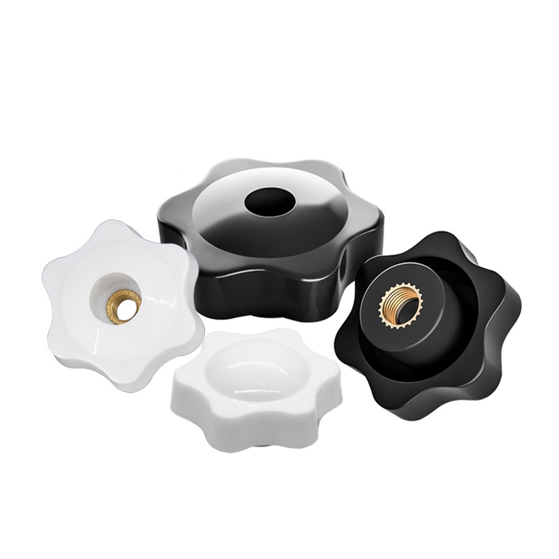 Tangan prem mengencangkan kacang